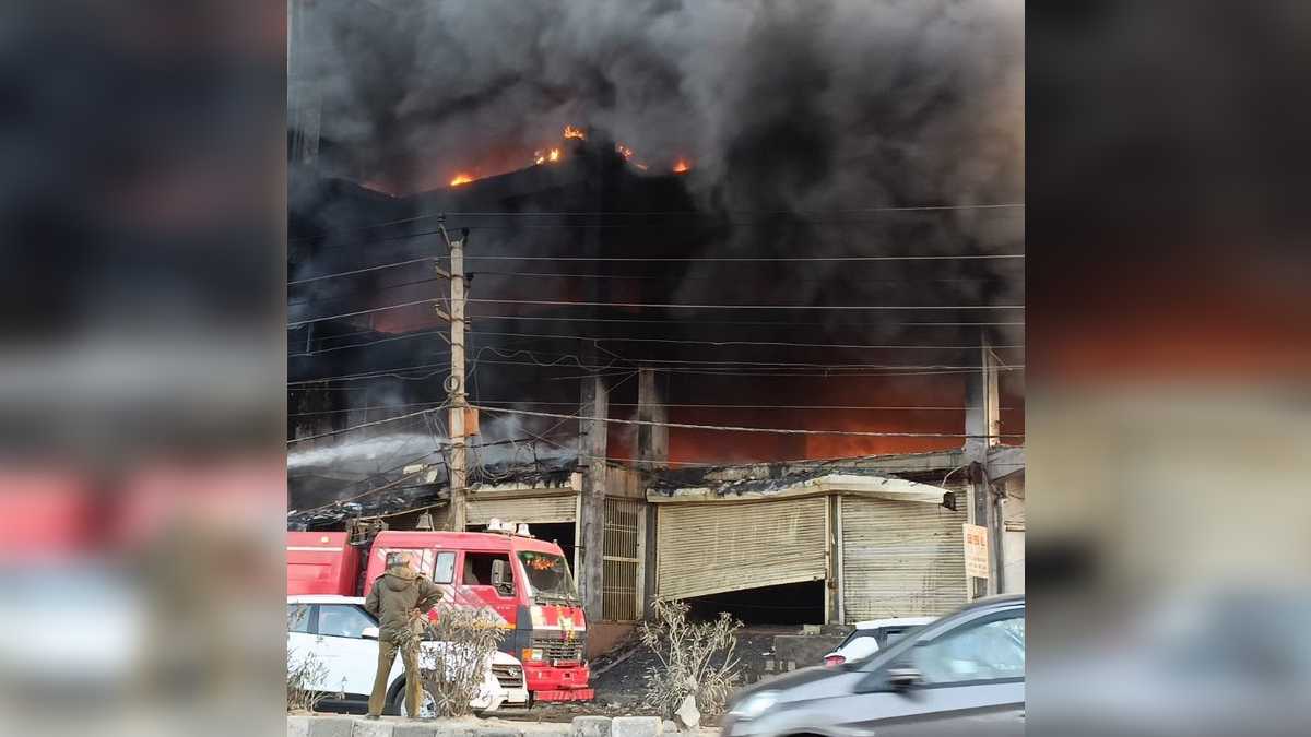 Delhi Mundka Fire: मुंडका में फिर उसी इमारत में लगी भीषण आग, जिसमें 27  जिंदगियां हुई थी खत्म | Delhi Mundka Fire Break Out Building Near Mundka Metro  Station - Hindi Oneindia
