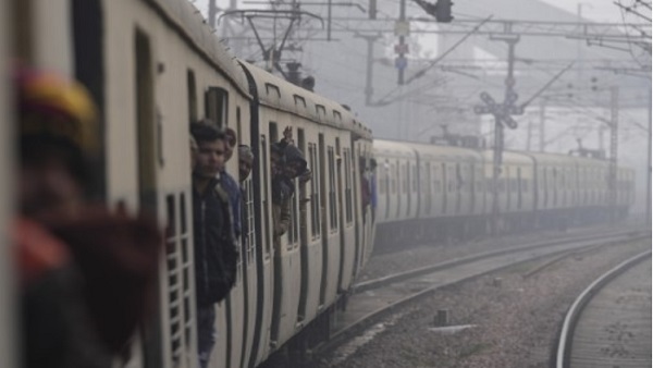 32 ट्रेनें हुई लेट 32 ट्रेनें हुई लेट