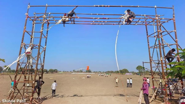 मुस्लिम परिवार ने दी जगह मुस्लिम परिवार ने दी जगह