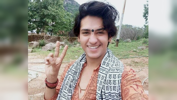 अब पोता धीरेंद्र अपने दादा की राह पर