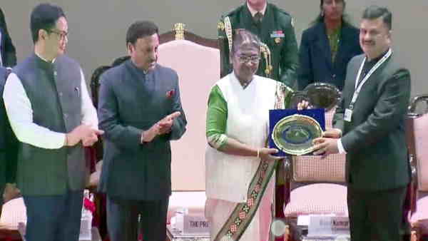 Bahraich DM received Best Electoral Practice Award 2022 by the President Draupadi Murmu