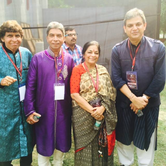दीवारों पर पेंट भी किया करते थे