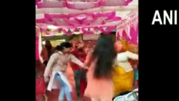 ढोल पर डांस करते हुए भव्‍य बारात निकाली
