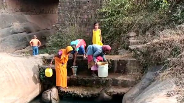 पहाड़ से निकलने वाले झरने पर निर्भर