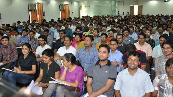  कौन चलाता है दृष्टि आईएएस कोचिंग?