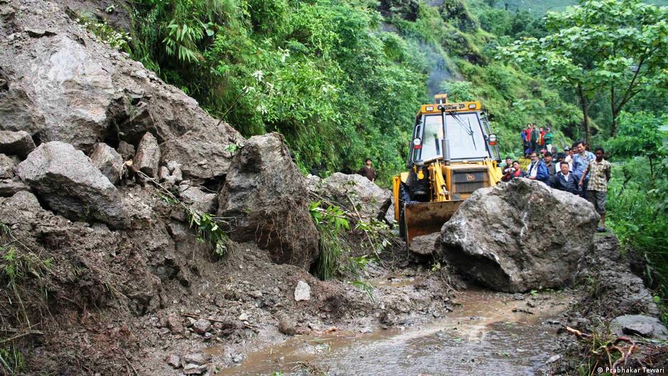 बीते साल भारी बारिश के कारण दार्जिलिंग और सिक्किम में कई लैंडस्लाइड हुए. इनमें जानमाल का नुकसान भी हुआ. तेजी से हुए शहरीकरण ने भी इस प्राकृतिक आपदा में बड़ी भूमिका निभाई है.