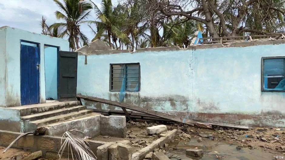 पीटर अकोर्ली का पुराना घर. घाना में पीटर जैसे कई लोग हैं जो समंदर की लहरों में अपना घर खो बैठे हैं.