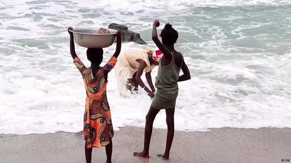 घाना के तटीय हिस्सों में ज्यादातर आबादी मछुआरों की ही है. समंदर के आगे बढ़ने से वे डर के मारे तट के पास घर नहीं बना रहे. दूर रहने की वजह से उन्हें रोज मछली पकड़ने के लिए आने-जाने में मुश्किल हो रही है.