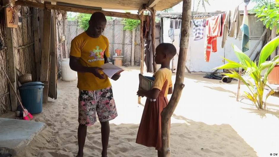 कभी आठ कमरों के घर में रहने वाले पीटर अकोर्ली आज इस कच्ची झोपड़ी में रहने को मजबूर हैं.