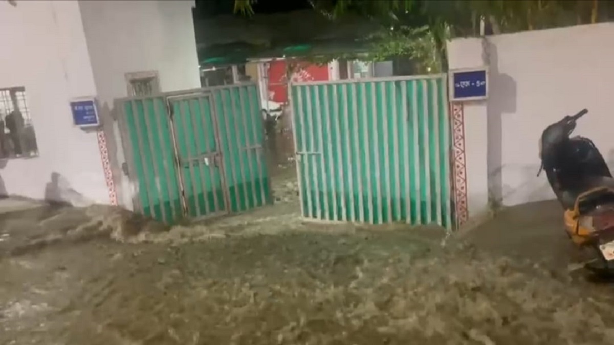 सीएम ने जिस रोड का लोकार्पण किया, दो महीने बाद धंस गई सीएम ने जिस रोड का लोकार्पण किया, दो महीने बाद धंस गई