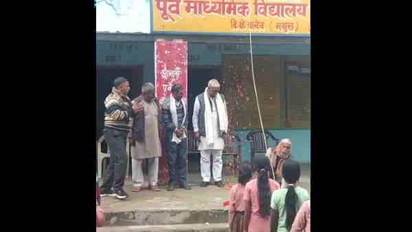 Mathura Brick fell on the chief guest during flag hoisting video went viral