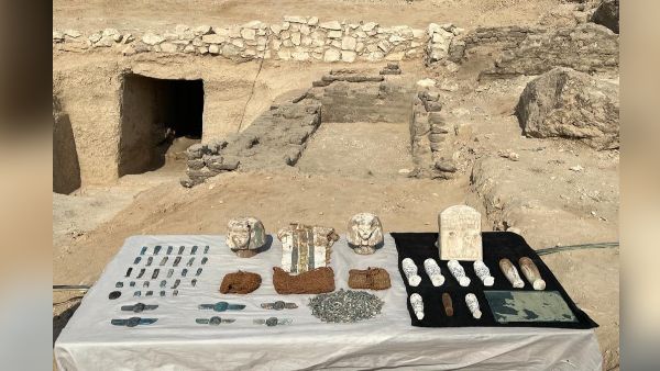  दूसरे मध्यवर्ती काल के परिवारों के मकबरें मिले