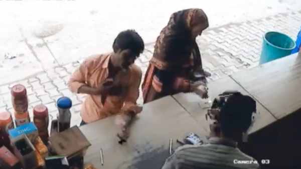 मेडिकल स्टोर पर ORS लेने गया था संतोष