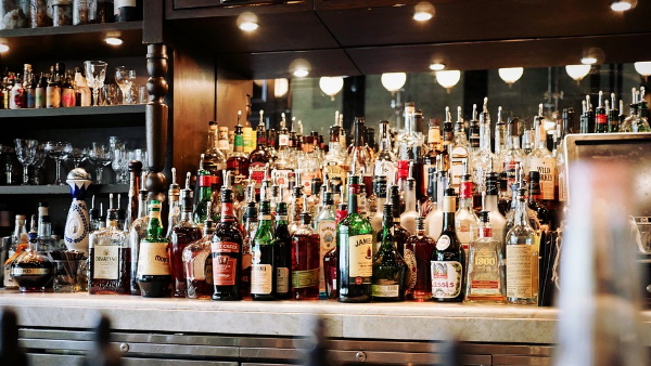 चोर ने टकीला शराब की बोतलों की चोरी की 