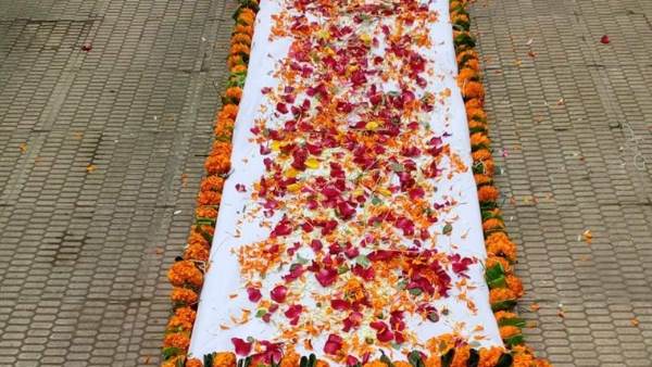 अंतिम संस्कार के लिए ले जा रहे थे