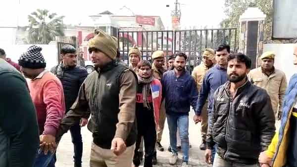 ठेले और सब्जी वालों के यहां खपाते थे नोट