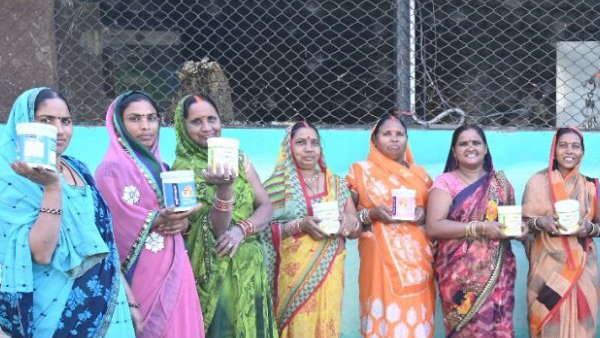 प्रीमियम क्वालिटी के पेंट की तुलना में 30 से 40 फीसदी कम कीमत प्रीमियम क्वालिटी के पेंट की तुलना में 30 से 40 फीसदी कम कीमत