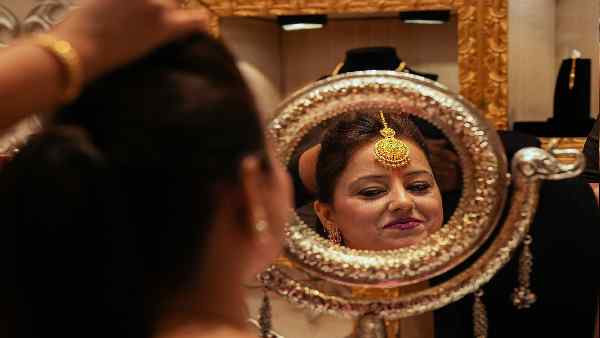 सोने के दाम बढ़ क्यों रहे हैं ? 