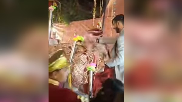 कदम बढ़ाते ही लड़खड़ाकर गिरा दूल्हा कदम बढ़ाते ही लड़खड़ाकर गिरा दूल्हा