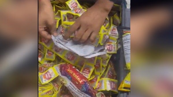 गुटखे के पाउच को खोला तो मिले डॉलर