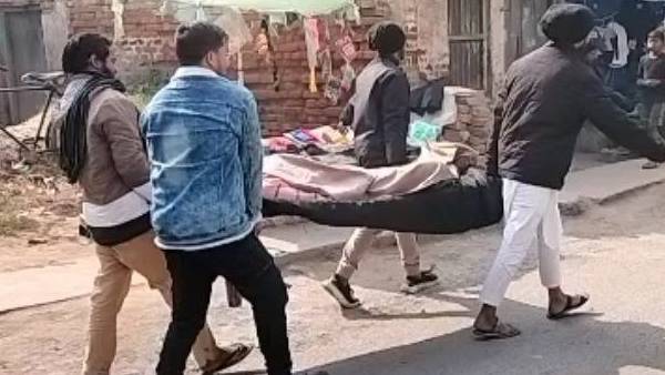 खटिया पर लोडकर पहुंचाया अस्पताल