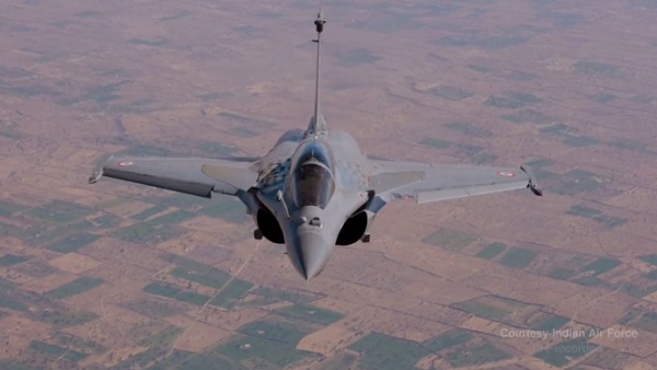 रनवे से सीधे 90 डिग्री एंगल पर राफेल में भरी उड़ान