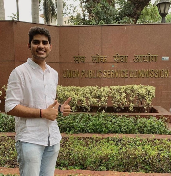 वरिष्‍ठ वेतन श्रृंखला से कनिष्‍ठ प्रशासनिक वेतन श्रृंखला में पदोन्‍नत आईएएस (Lelel 12 in Pay Matrix)