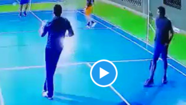 बैंडमिंटन खेलते हुए अचानक गिरा, हो गई मौत बैंडमिंटन खेलते हुए अचानक गिरा, हो गई मौत