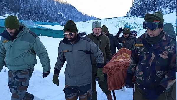 बर्फ से ढके गांव से महिला को निकाला बर्फ से ढके गांव से महिला को निकाला