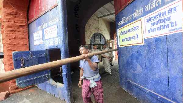 गैंगरेप के आरोपों से बरी होकर निकाल शख्स