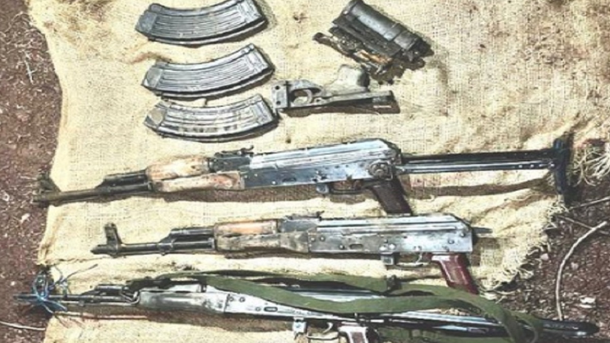 जम्मू-कश्मीर पुलिस और सेनाओं ने संयुक्त अभियान में आतंकी ठिकाने का किया भंडाफोड़ जम्मू-कश्मीर पुलिस और सेनाओं ने संयुक्त अभियान में आतंकी ठिकाने का किया भंडाफोड़