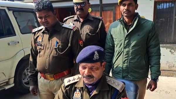 रात में ट्रक चालकों को रोककर करता था वसूली 