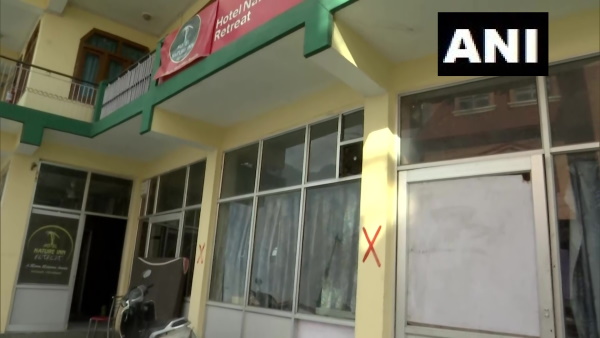 जिन घरों पर यह निशान लगाए गए हैं, वह खतरनाक स्थित में हैं