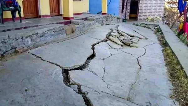 'एक साल से आ रही है घरों में दरारें...' 