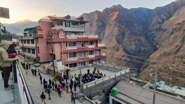 2 जनवरी की रात सामने अचानक बड़ी-बड़ी दरारें 2 जनवरी की रात सामने अचानक बड़ी-बड़ी दरारें