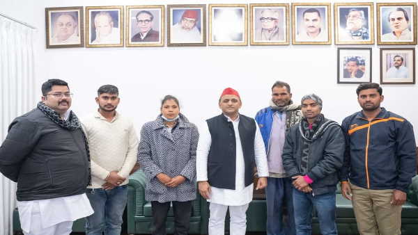 Akhilesh Yadav helps cricketer jyoti yadav who learned cricket from youtube mirzapur up news Akhilesh Yadav helps cricketer jyoti yadav who learned cricket from youtube mirzapur up news