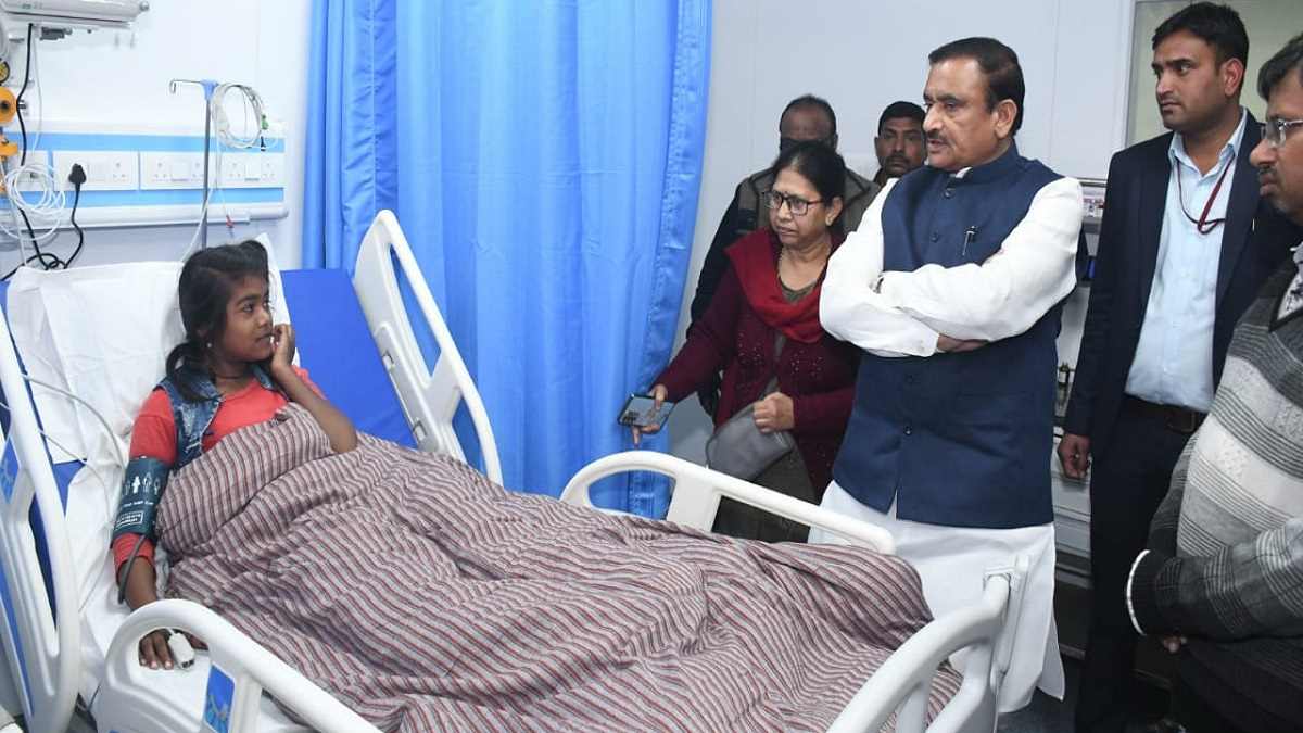 khurai स्कूल में भोजन करते ही बच्चे बेहोश होने लगे khurai स्कूल में भोजन करते ही बच्चे बेहोश होने लगे