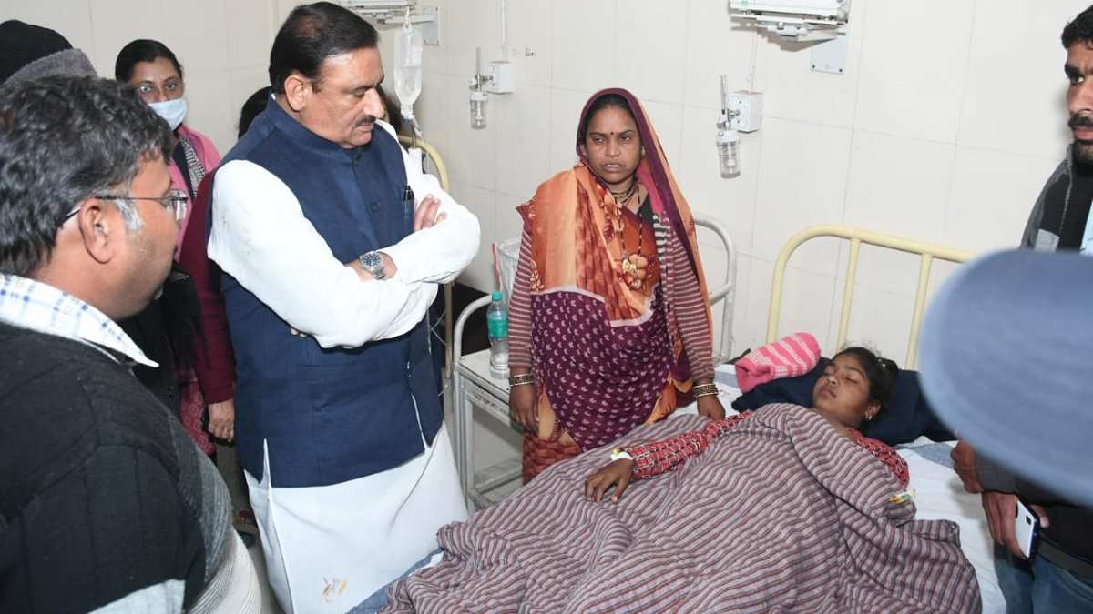 khurai स्कूल में भोजन करते ही बच्चे बेहोश होने लगे khurai स्कूल में भोजन करते ही बच्चे बेहोश होने लगे
