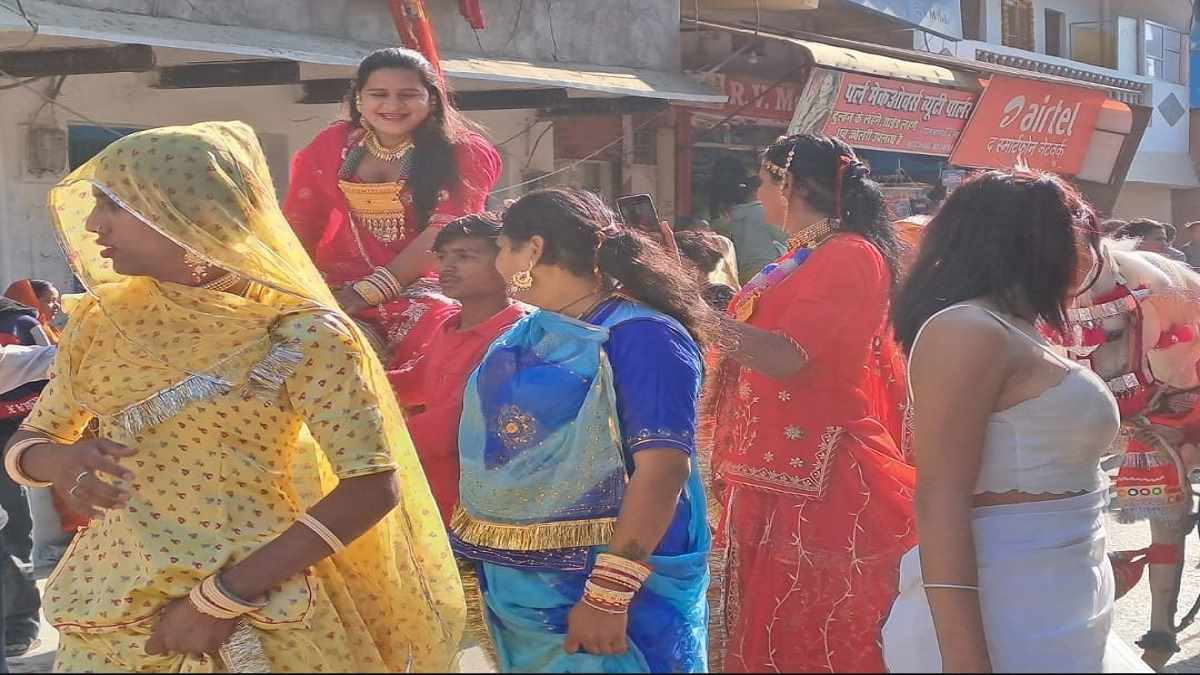 MP: कलश यात्रा में जमकर नाची करिश्मा, माधुरी और एश्वर्या!