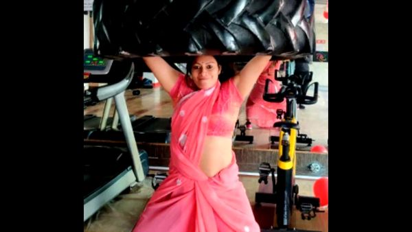 साड़ी पहनकर महिला का धांसू वर्कआउट