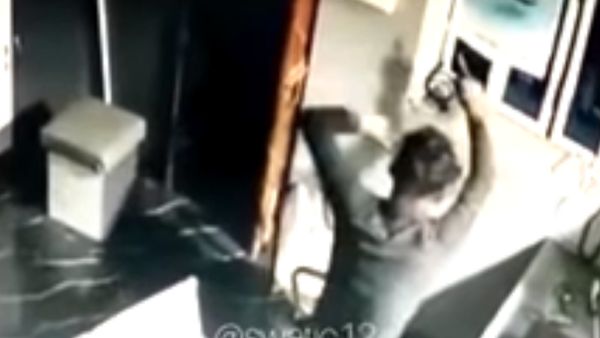 खुशी से झूमने लगा चोर