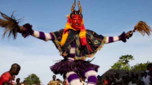 बिना रुके डांस कर रहा शख्स