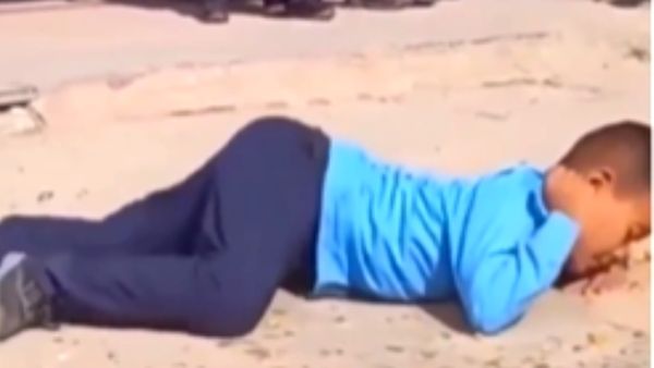 छोटे से बच्चे के किलर मूव्स