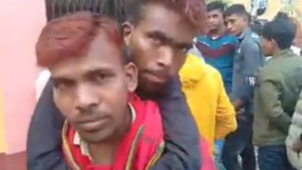 पीठ पर दोस्त को बैठाए नजर आया शख्स