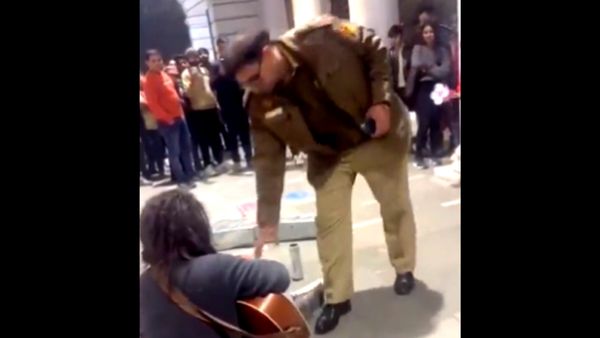 आर्टिस्ट को जैसे ही उठाने लगी पुलिस...