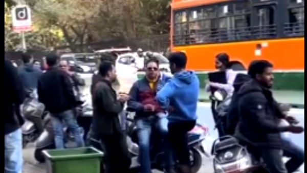 मानो इसकी सड़क हो...