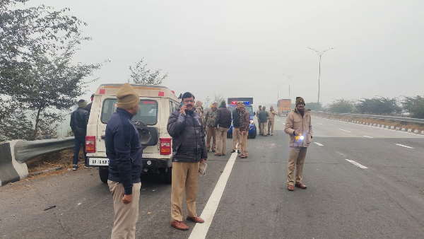 एक्सप्रेस-वे पर पड़ी रही युवती की लाश, दौड़ते रहे वाहन