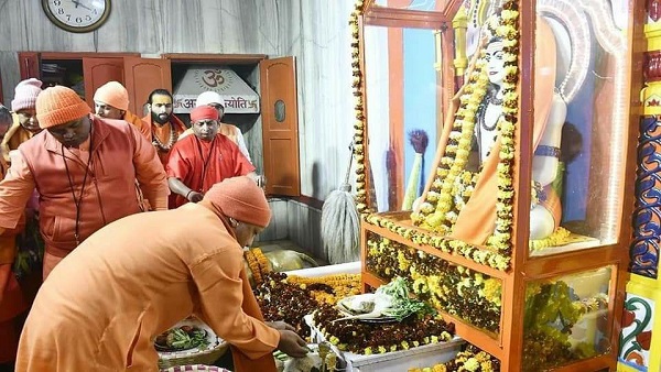 पीठाधीश्वर योगी आदित्यनाथ ने गुरु गोरक्षनाथ को चढ़ाई खिचड़ी पीठाधीश्वर योगी आदित्यनाथ ने गुरु गोरक्षनाथ को चढ़ाई खिचड़ी