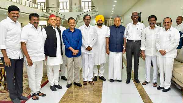 केसीआर भी विपक्षी नेताओं के साथ दिखा गए दम
