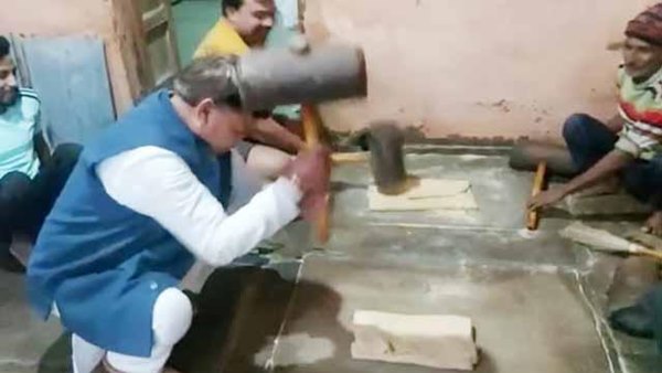 गजक भी कूटी थी इन्ही मंत्रीजी ने 